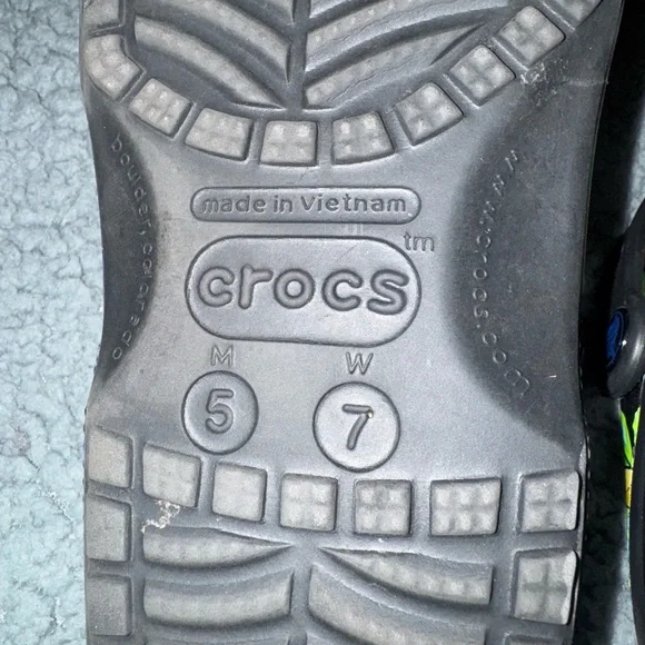 Crocs Disney Animal Kingdom Lion King Jungle Print Clogs Size 7 - Picture 5 of 7
